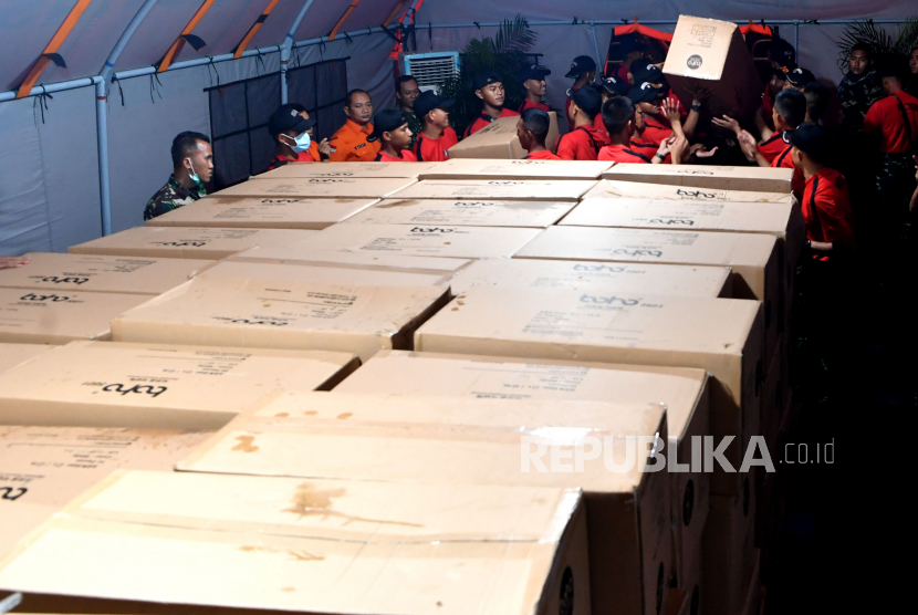 Prajurit TNI AD menyusun kotak yang berisi pakaian alat pelindung diri (APD) 