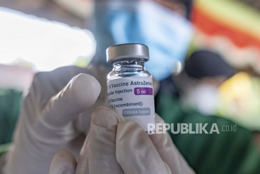 Seorang petugas kesehatan memegang botol vaksin AstraZeneca COVID-19 saat kampanye vaksinasi untuk personel militer di Denpasar, Bali, Indonesia, 26 Maret 2021