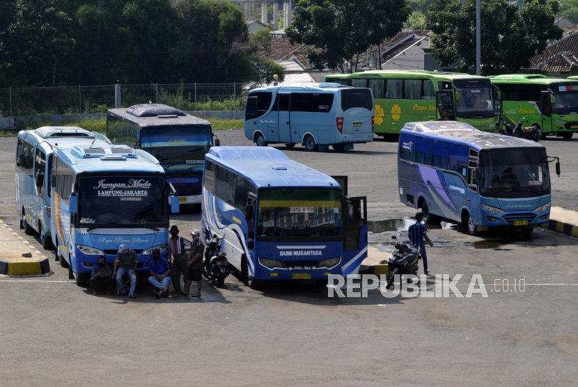 Sejumlah bus rute dalam kota terparkir di terminal Rajabasa Bandar Lampung, Lampung, Selasa (12/5/2020). Menurut petugas terminal sejak pandemik COVID-19, arus penumpang sepi dan menjelang lebaran Idul Fitri penumpang semakin menurun