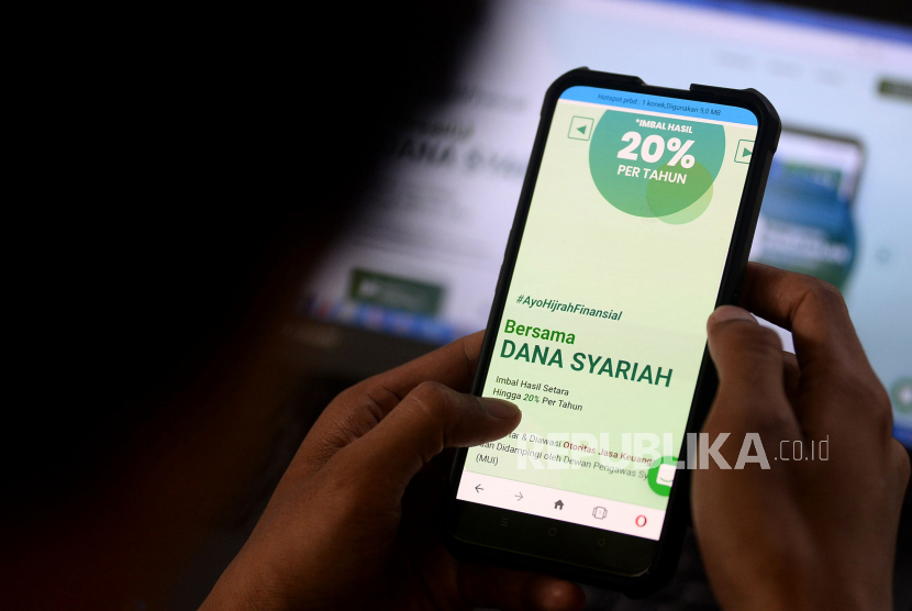 Warga mencoba mengakses salah satu fintech syariah di Jakarta, Ahad (15/3). Kebijakan Otoritas Jasa Keuangan (OJK) yang menutup pendaftaran baru untuk sementara waktu  bagi  perusahaan teknologi finansial  peer-to-peer lending, dinilai bakal menghambat pertumbuhan industri fintech syariah. Prayogi/Republika.