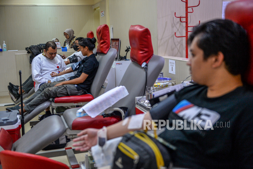 Warga mendonorkan darahnya di PMI Kota Bandung, Jawa Barat