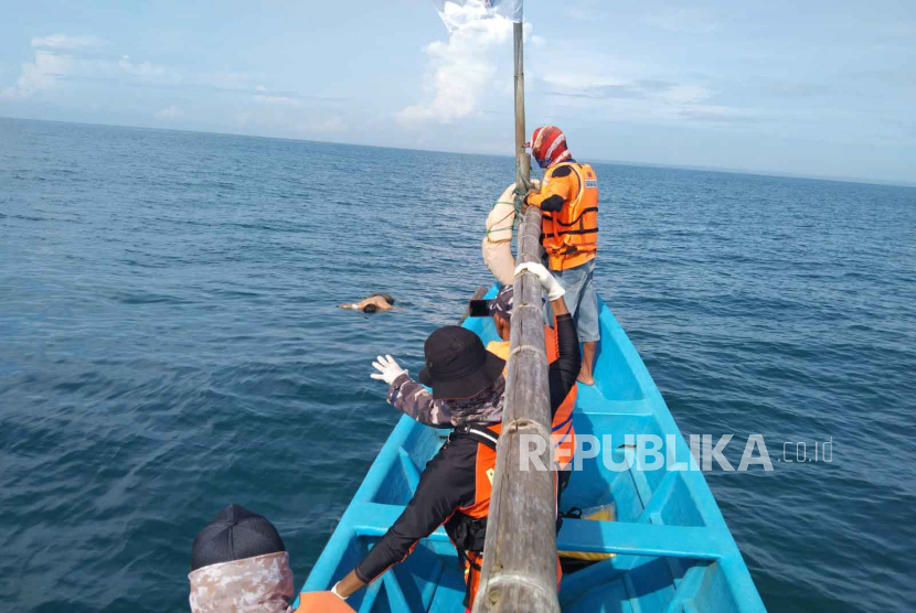 Tim SAR gabungan mengevakuasi korban tenggelam di Pantai Pangandaran, Kabupaten Pangandaran, Sabtu (25/3/2023). Dua Pemuda Tenggelam di Pantai Pangandaran Ditemukan Meninggal