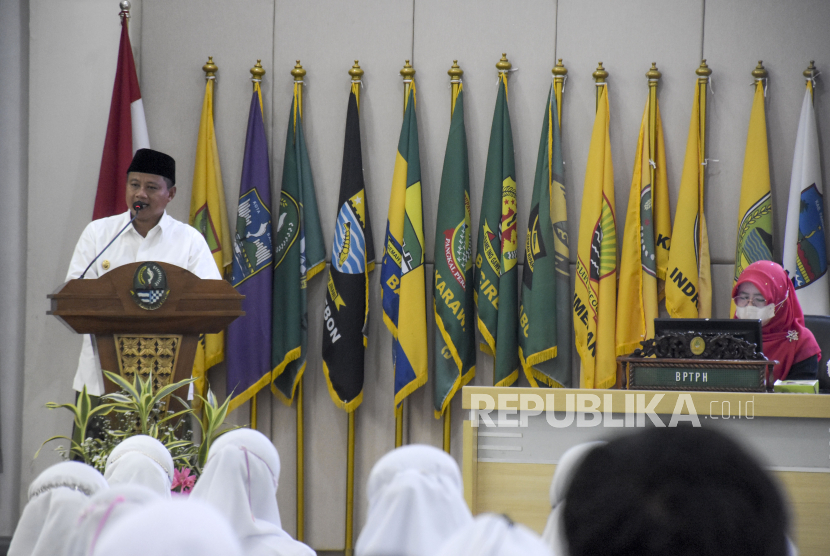 Wakil Gubernur Jawa Barat Uu Ruzhanul Ulum (kiri). Gelora Muda Jabar menilai Wagub Jabar Uu tidak pantas memberi imbauan poligami.