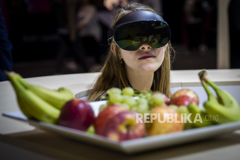 Seorang pengunjung memakai kacamata Virtual Reality (VR) pada hari kedua Web Summit di Parque das Nacoes di Lisbon, Portugal, 2 November 2022. Inggris tangani kasus dugaan gang rape di metaverse.
