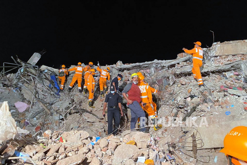  Foto selebaran yang disediakan oleh National Disaster Response Force (NDRF) menunjukkan anggota NDRF selama operasi penyelamatan di lokasi runtuhnya bangunan di Raigad, Maharashtra, India, 25 Agustus 2020. Menurut laporan media, satu orang tewas.