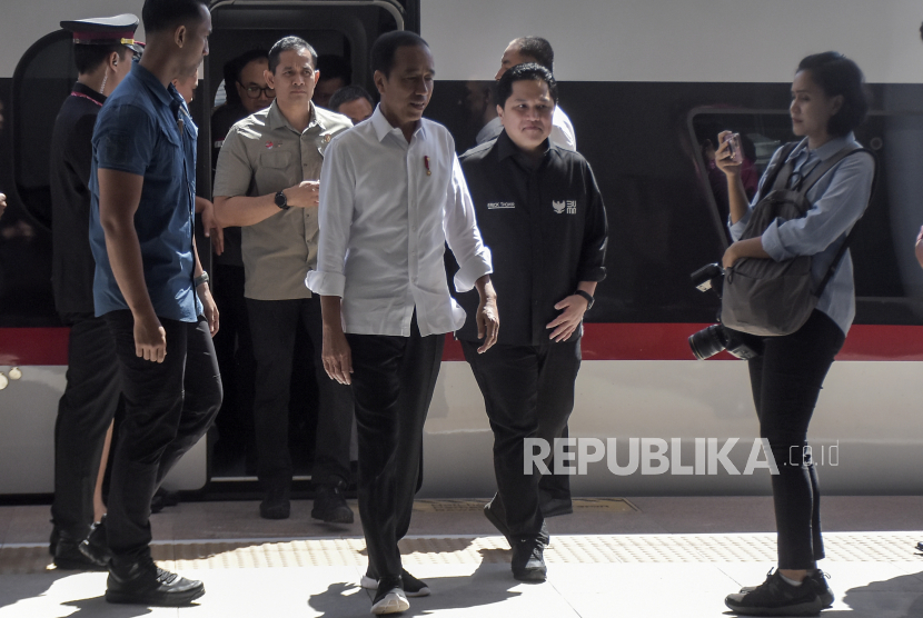 Presiden Joko Widodo (ketiga kanan) bersama Menteri BUMN Erick Thohir (kedua kanan) turun dari rangkaian Electric Multiple Unit (EMU) Kereta Cepat Jakarta Bandung (KCJB).