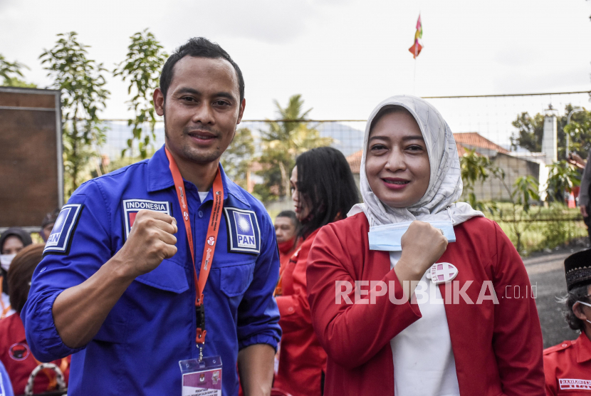 Bakal calon Bupati Bandung Yena Masoem (kiri) bersama bakal calon Wakil Bupati Atep Rizal tiba untuk menyerahkan berkas pendaftaran calon Bupati dan Wakil Bupati di Kantor KPU Kabupaten Bandung, Soreang, Kabupaten Bandung, Jumat (4/9). Komisi Pemilihan Umum (KPU) Kabupaten Bandung mulai membuka pendaftaran calon Bupati dan Wakil Bupati Bandung Pilkada Serentak 2020 hingga 6 September 2020. Foto: Abdan Syakura/Republika