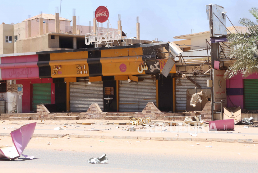 Toko-toko rusak selama pertempuran yang sedang berlangsung antara tentara Sudan dan paramiliter Pasukan Dukungan Cepat (RSF) di Khartoum, Sudan.