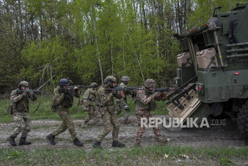 Anggota Garda Nasional Ukraina dari Brigade Bureviy mengikuti latihan militer di wilayah Kyiv pada Kamis (27/4/2023). 