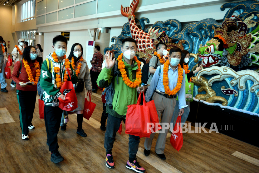 Wisatawan mancanegara asal China tiba di Terminal Internasional Bandara Internasional I Gusti Ngurah Rai, Badung, Bali, Ahad (22/1/2023). 