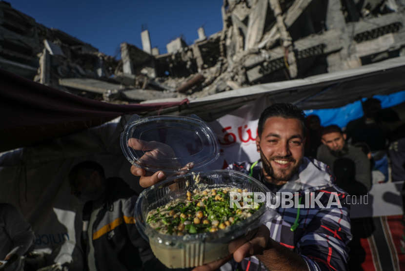 Warga Palestina memperlihatkan hummus di tengah kesulitan mendapatkan pasokan makanan selama Ramadhan.