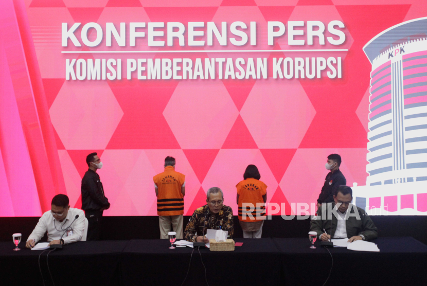 Wakil Ketua KPK Alexander Marwata (tengah) dan Juru Bicara KPK Ali Fikri (kanan) menyampaikan konferensi pers terkait OTT kasus dugaan tindak pidana korupsi suap pengadaan barang dan jasa di Basarnas tahun 2021-2023 di Gedung Merah Putih KPK, Jakarta, Rabu (26/7/2023). Pada OTT tersebut KPK menahan Direktur Utama PT Kindah Abadi Utama Roni Aidil dan Direktur Utama PT Intertekno Grafika Sejati Marilya sebagai tersangka terkait kasus dugaan tindak pidana korupsi suap pengadaan barang dan jasa di Basarnas tahun 2021/2023 dengan barang bukti berupa uang senilai Rp 999,7 juta. Selain itu KPK juga menetapkan Kepala Basarnas 2021-2023 Marsekal Madya Henri Alfiandi, Koorsmin Kabasarnas Letkol Afri Budi Cahyanto dan Komisaris Utama PT MGCS Mulsunadi Gunawan sebagai tersangka.