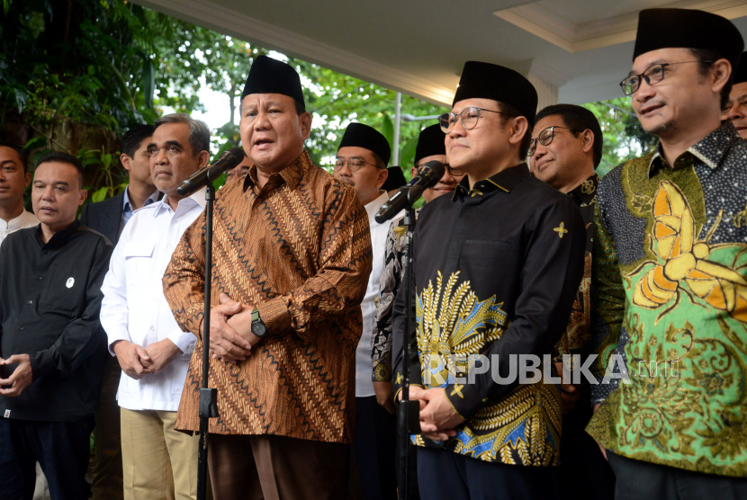 Ketua Umum Partai Gerindra Prabowo Subianto bersama Ketua Umum PKB Muhaimin Iskandar didampingi sejumlah pimpinan kedua partai politik memberikan keterangan kepada wartawan sebelum melakukan pertemuan rutin di Kertanegara, Jakarta, Senin (10/4/2023). Pertemuan tersebut membahas isu-isu strategis termasuk hasil pertemuan dengan beberapa partai diluar Koalisi Kebangkitan Indonesia Raya (KIR) terkait dengan koalisi besar dalam menghadapi pemilu dan pilpres 2024.  