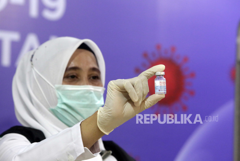  Seorang petugas kesehatan menunjukkan botol vaksin Moderna saat melakukan vaksinasi COVID-19 untuk petugas kesehatan di Rumah Sakit Umum Daerah Banda Aceh, Aceh, Senin (9/8/2021).Satuan Tugas (Satgas) Penanganan COVID-19 Aceh melaporkan penambahan 385 orang warga provinsi itu yang terinfeksi virus corona per Rabu ini, dan paling banyak warga Kota Banda Aceh.