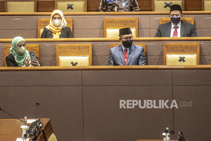 Anggota DPR mengikuti Rapat Paripurna DPR ke-16 Masa Persidangan III Tahun 2021-2022 di Kompleks Parlemen, Jakarta, Jumat (18/2/2022). Dalam rapat Paripurna tersebut DPR menetapkan tujuh Anggota KPU dan lima Anggota Bawaslu 2022-2027. 