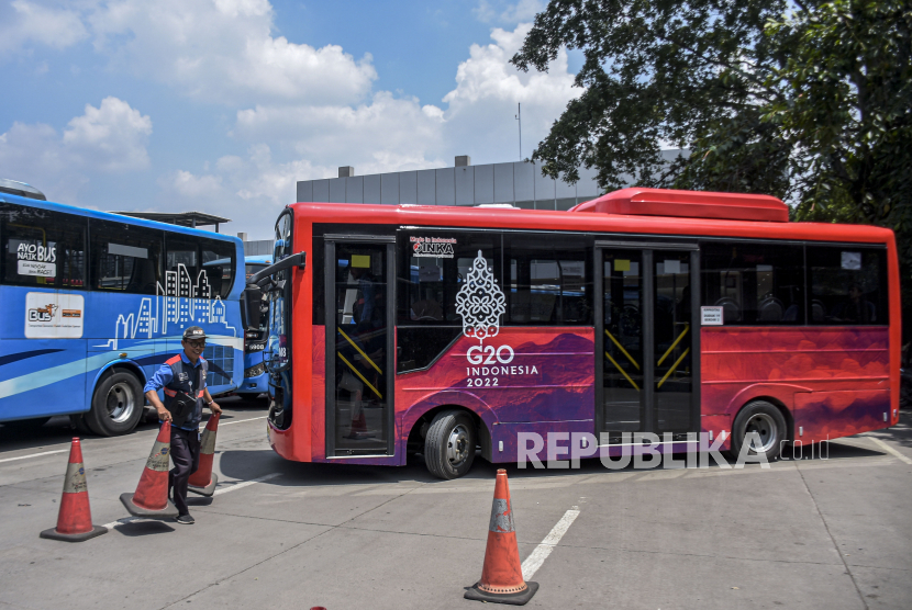 Bus listrik melaju di Terminal Leuwipanjang, Kota Bandung, Selasa (20/12/2022). 