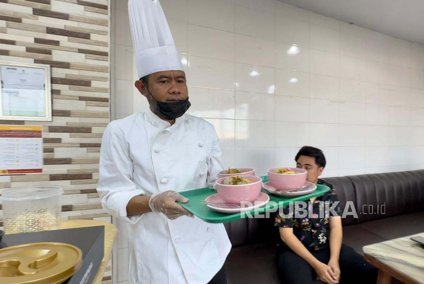 Bakso dan rendang, dua jenis masakan yang mengantarkan Muhammad Umar, Kepala Chef Madena Asian Restorant menjadi juara dua Festival Food Internasional di Madinah.