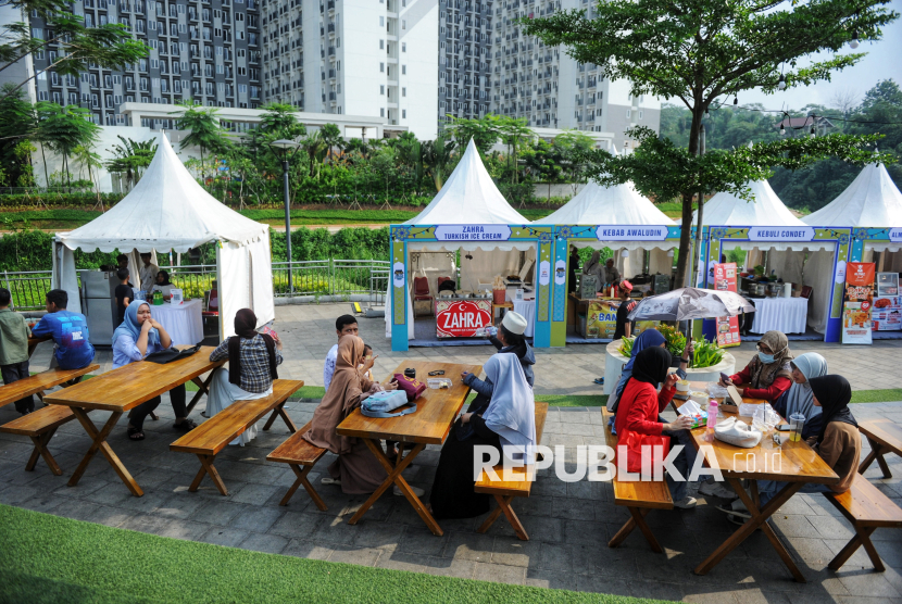 Suasana acara Republika Hijriah Food Festival 2025 di Masjid At-Thohir, Depok, Jawa Barat (27/6/2025). Republika bersama Kadin Indonesia Komite Tiongkok menggelar acara Hijriah Food Festival 2025 yang akan berlangsung pada 27-29 Juni 2025. Republika Hijriah Food Festival digelar dalam rangka memeriahkan tahun baru Islam 1447 Hijriah. Republika Hijriah Food Festival 2025 menghadirkan pameran makanan halal dari China atau Tiongkok, Timur Tengah dan Indonesia. Selain kuliner, Republika Hijriah Food Festival 2025 juga diramaikan acara seni dan budaya, tausiyah dari ustadz dan ustadzah ternama, serta aktivitas edukatif untuk anak-anak seperti mewarnai dan membuat kaligrafi
