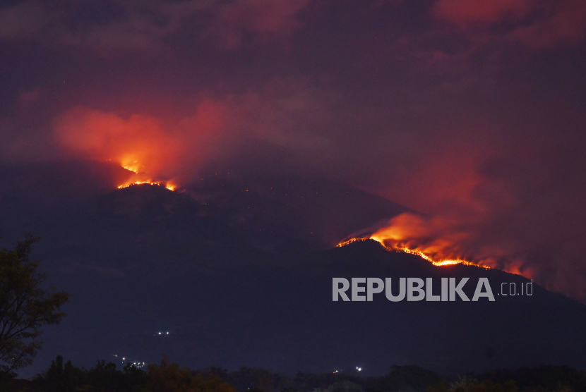 Sejumlah titik api di Gunung Lawu terlihat dari Panekan, Magetan, Jawa Timur, Sabtu (30/9/2023). Kebakaran kawasan hutan Gunung Lawu sisi timur laut di wilayah Kabupaten Ngawi tersebut terjadi sejak Jumat (29/9) dan hingga Sabtu (30/9) malam api masih terlihat dari Magetan, Ngawi, dan Madiun . 