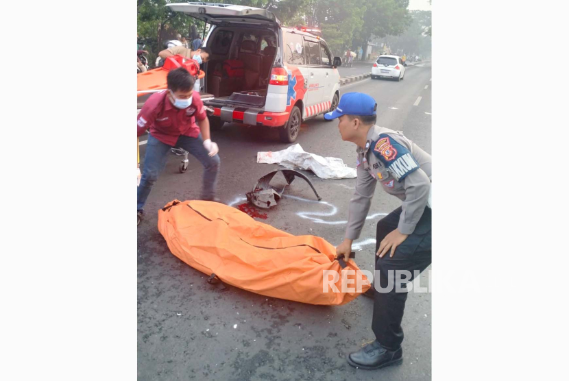Seorang pejalan kaki meninggal dunia setelah tertabrak mobil saat menyeberang di ruas Jalan Soekarno Hatta, Kota Bandung, Jawa Barat, Selasa (24/10/2023).