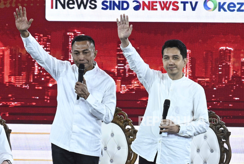 Pasangan calon Gubernur-Wakil Gubernur DKI Jakarta nomor urut dua Dharma Pongrekun (kiri) dan Kun Wardana Abyoto (kanan) menyampaikan visi misi pada debat pertama pasangan Calon Gubernur dan Wakil Gubernur DKI Jakarta tahun 2024 di JIExpo Kemayoran, Jakarta, Ahad (6/10/2024). Debat perdana tersebut mengangkat tema penguatan SDM dan transformasi Jakarta menjadi Kota Global. 