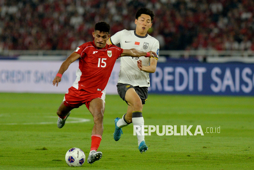 Pemain timnas Indonesia Ricky Kambuaya berusaha melewati adangan pemain China pada pertandingan Kualifikasi Piala Dunia 2026 di Stadion Utama Gelora Bung Karno, Jakarta, Kamis (5/6/2025).