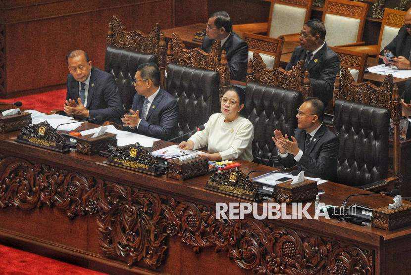 Ketua DPR Puan Maharani bersama pimpinan DPR lainnya memimpin Rapat Paripurna Ke-15 Masa Persidangan II Tahun Sidang 2024-2025 di Kompleks Parlemen, Senayan, Jakarta, Kamis (20/3/2025). Melalui rapat paripurna tersebut DPR resmi mengesahkan Revisi Undang-Undang (UU) Nomor 34 Tahun 2004 tentang Tentara Nasional Indonesia (TNI) menjadi Undang-Undang.