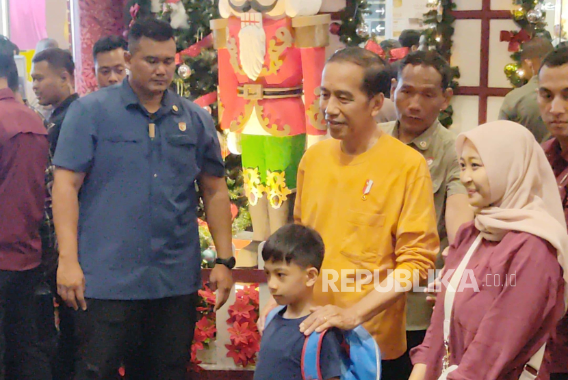 Presiden Jokowi dan Jan Ethes berfoto dengan warga di Solo Paragon Mall, Sabtu (30/12/2023) malam WIB.