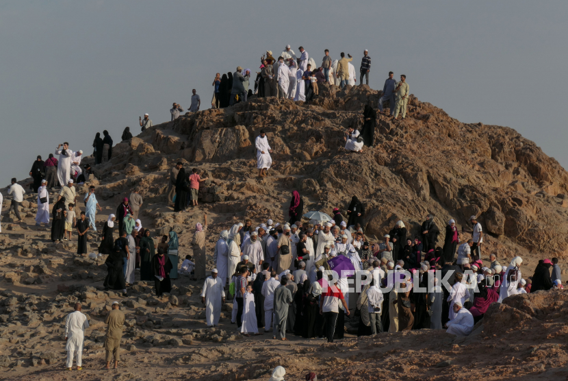 Sejumlah wisatawan mengunjungi Bukit Rumat yang berada di kaki Jabbal Uhud di Madinah, Arab Saudi, Sabtu (15/7/2023). Jabbal Uhud manjadi lokasi wisata dan ziarah 70 syuhada yang syahid dan dimakamkan di kawasan itu saat perang Uhud.   