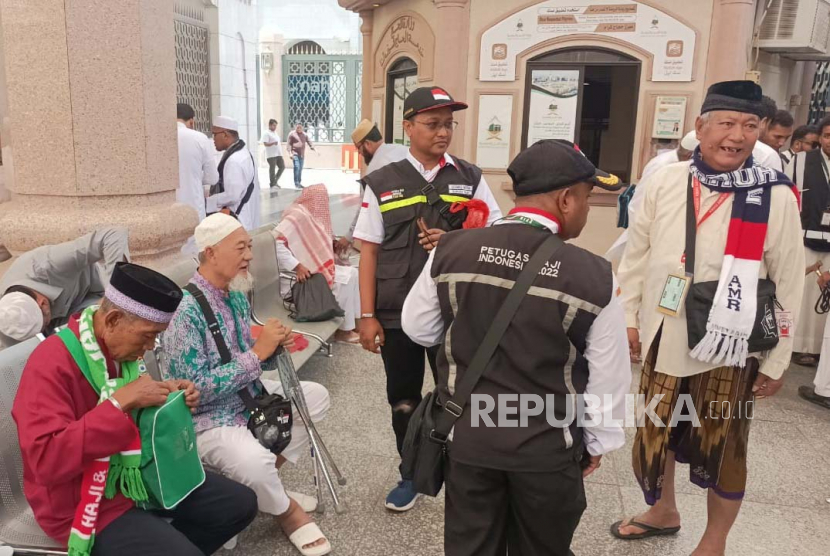 Jamaah Haji Indonesia berada di sektor khusus Masjid Nabawi, Madinah yang ditemukan tersasar dari rombongan, Jumat (26/5/2023). 