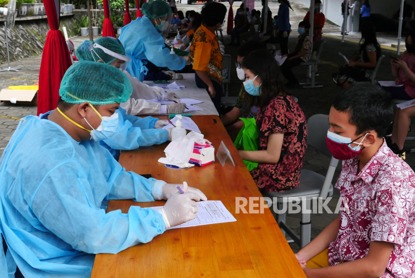 Pelajar mengikuti screening sebelum  penyuntikan vaksin Covid-19 Sinovac di Sekolah Nasional Tiga Bahasa Budi Utama, Sleman, Yogyakarta, Rabu (14/7). Yogyakarta mulai melakukan vaksinasi massal Covid-19 di sekolah untuk pelajar. Sebanyak 49.999 anak menjadi target vaksinasi Covid-19 di Yogyakarta.