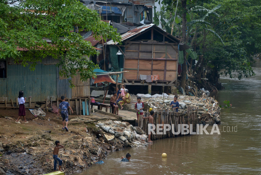 Warga miskin beraktivitas di bantaran sungai Ciliwung, Manggarai, Jakarta. Menteri PAN RB sebut penanganan kemiskinan dan stunting perlu keroyokan seperti Covid