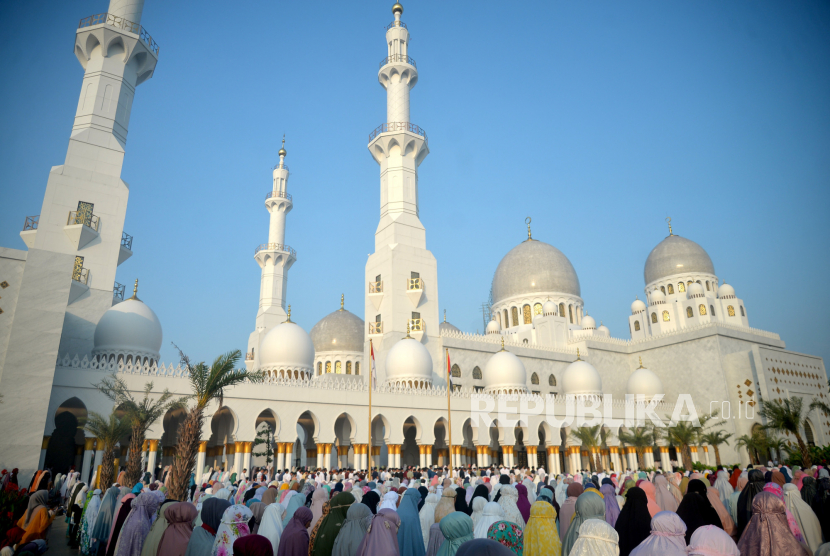 Umat muslim menunaikan Shalat Idul Fitri 1444H  di Masjid Raya Sheikh Zayed, Surakarta, Jawa Tengah, Sabtu (22/4/2023).