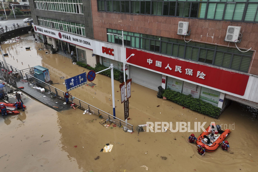 Dalam foto yang dirilis oleh Xinhua News Agency ini, foto udara menunjukkan tim penyelamat mengevakuasi orang-orang yang terdampar setelah banjir yang disebabkan oleh hujan lebat. Ramalan cuaca setempat prediksi cuaca ekstrem di China akan berlangsung berhari-hari. Ilustrasi.
