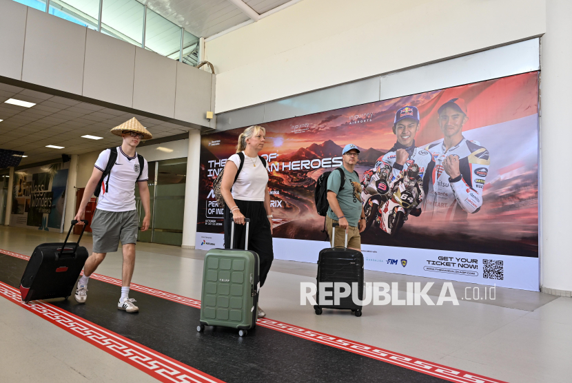 Sejumlah penumpang berjalan keluar dari terminal kedatangan domestik Bandara Internasional Zainuddin Abdul Madjid di Praya, Lombok Tengah, NTB, Sabtu (26/9/2026). Menjelang penyelenggaraan Pertamina Grand Prix of Indonesia 2026 atau MotoGP Mandalika Bandara Internasional Zainuddin Abdul Madjid (BIZAM) telah menerima permintaan 66 penerbangan tambahan nonreguler yaitu 48 extra flight, 11 charter flight, empat penerbangan dengan perubahan ke pesawat berkapasitas lebih besar serta tiga positioning flight untuk mengantisipasi peningkatan mobilitas penonton dan wisatawan. 