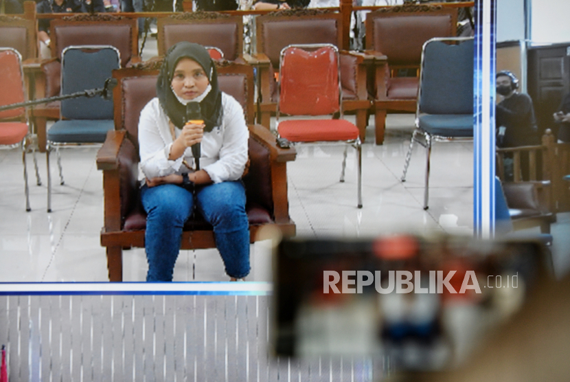 Saksi asisten rumah tangga terdakwa Putri Candrawathi, Susi memberikan keterangan saksi saat sidang lanjutan dengan terdakwa kasus dugaan pembunuhan berencana terhadap Brigadir Nofriansyah Yosua Hutabarat alias Brigadir J,  Richard Eliezer di Pengadilan Negeri Jakarta Selatan, Jakarta, Selasa (31/10/2022). Dalam sidang tersebut, jaksa penuntut umum (JPU) menghadirkan sejumlah saksi yang terdiri dari asisten rumah tangga, aide de campe (ADC) atau ajudan, sekuriti, dan kakak kandung Ferdy Sambo. Saksi tersebut diantaranya Susi, Abdul Somad, Alfonsius Dua Lurang, Daryanto, Marjuki, Damianus Laba Kobam, Adzan Romer, Daden Miftahul Haq, Prayogi Iktara Wikaton, Farhan Sabilah dan Leonardo Sambo. Republika/Thoudy Badai
