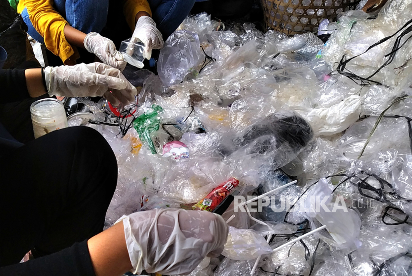 Pekerja memilah sampah plastik di depo sampah (ilustrasi)