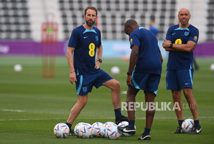Manajer Inggris Gareth Southgate (Kiri) memimpin sesi latihan timnya di Doha, Qatar, 07 Desember 2022. Inggris akan menghadapi Prancis dalam pertandingan sepak bola perempat final Piala Dunia FIFA 2022 pada 10 Desember 2022.