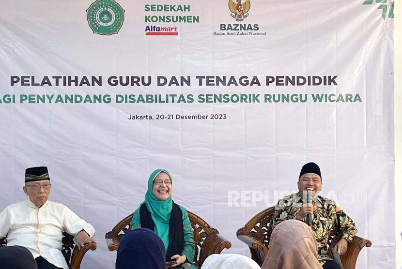 BAZNAS RI bersama IIQ Jakarta menggelar Pelatihan Guru dan Tenaga Pendidik bagi Penyandang Disabilitas Sensorik Rungu Wicara di Pesantren Institut Ilmu Alquran, di Pamulang, Tangerang Selatan, Rabu (20/12/2023). 