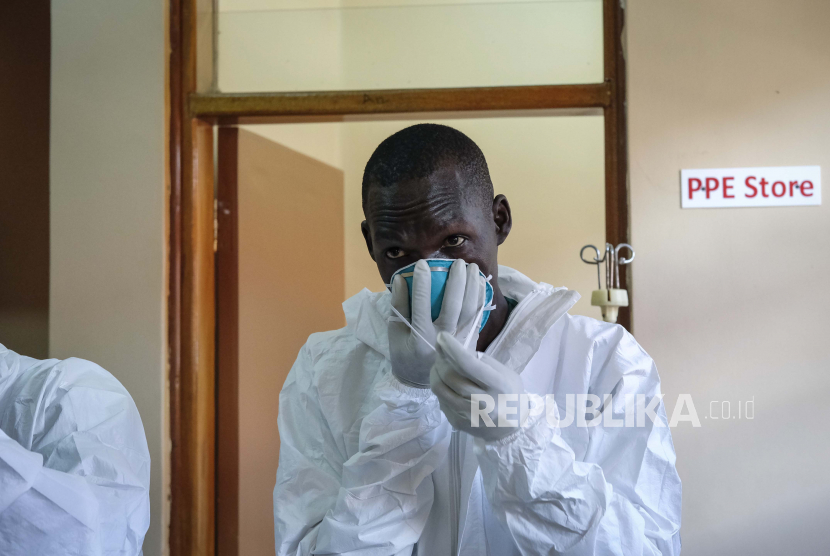 Seorang dokter mengenakan peralatan pelindung saat ia bersiap untuk mengunjungi seorang pasien yang melakukan kontak dengan korban Ebola, di bagian isolasi Rumah Sakit Rujukan Regional Entebbe di Entebbe, Uganda Kamis, 20 Oktober 2022. Wabah Ebola di Uganda