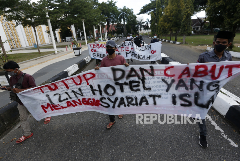 Mahasiswa dan santri yang tergabung dalam gerakan pemuda syariat islam menggelar unjuk rasa menuju kantor Wali Kota di Banda Aceh, Aceh, Senin (16/11/2020). Mereka berharap Pemerintah untuk lebih meningkatkan pengawasan dan menegakkan hukum syariat islam yang telah berlaku di provinsi Aceh. 