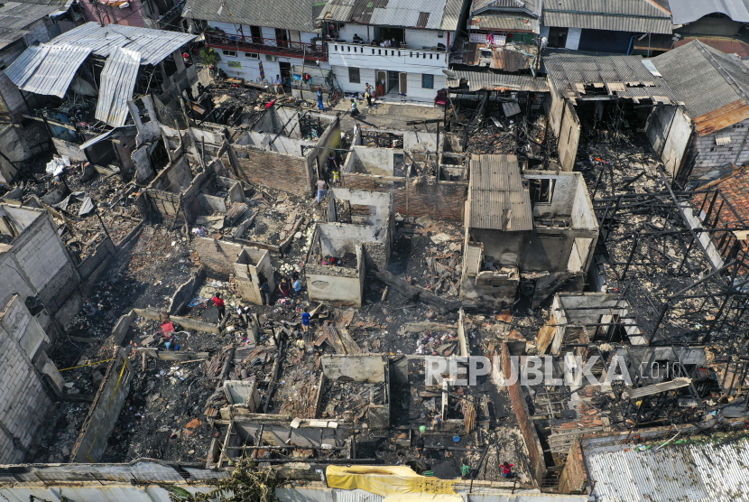Foto udara kondisi rumah yang terbakar di kawasan Pinangsia, Tamansari, Jakarta, Ahad (19/4/2020). Ketahui cara menghindari kebakaran rumah selama pandemi Covid-19.
