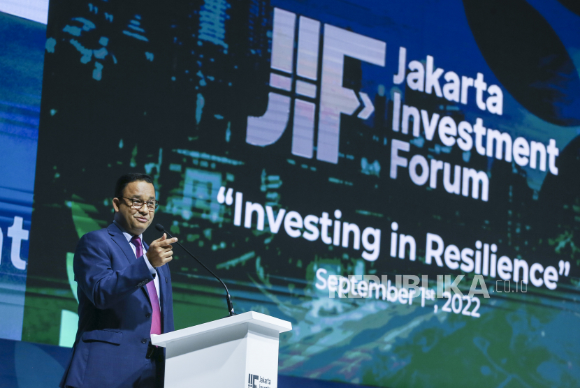 Gubernur DKI Anies Rasyid Baswedan memberikan paparan dalam acara pembukaan Jakarta Investment Forum 2022 di Senayan, Jakarta Pusat, Kamis (1/9/2022). 