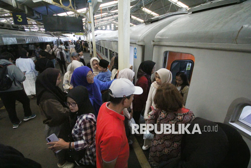 Danantara Mulai Elektrifikasi Jalur Kereta 20 Mei 2026, Ini Rutenya