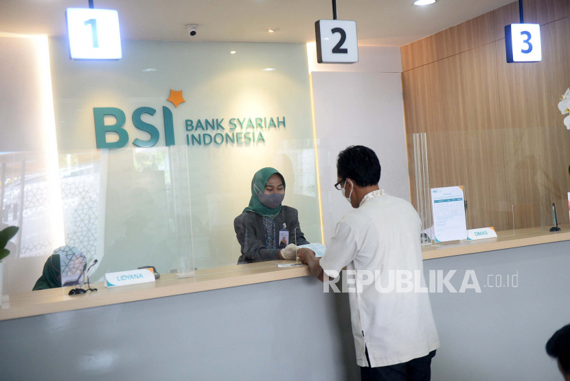 Nasabah melakukan transaksi di Outlet Bank Syariah Indonesia (BSI) KC Jakarta Barat, Senin (1/2). PT Bank Syariah Indonesia Tbk berkolaborasi dengan Kementerian Pariwisata dan Ekonomi Kreatif (Kemenparekraf) mengoptimalkan pembiayaan untuk UMKM sektor pariwisata dan ekonomi kreatif. Prayogi/Republika.