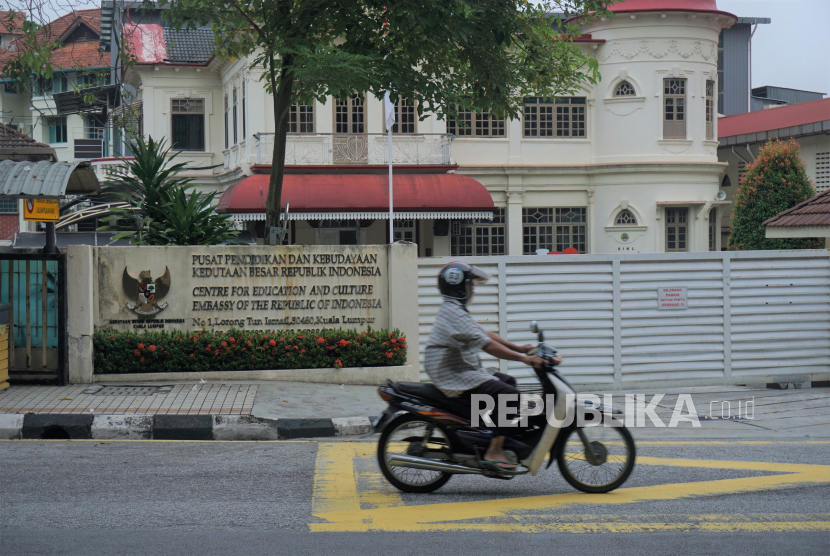 Seorang pengendara melintasi Sekolah Indonesia Kuala Lumpur (SIKL) di Jalan Tungku Ismail, Rabu (7/10/2020). Sekolah tersebut kembali menjalani proses belajar di rumah melalui platform daring mulai Rabu (7/10) sehubungan peningkatan kasus harian COVID-19 di Malaysia sebanyak 432 kasus yang menjadi kasus tertinggi semenjak pandemik. 
