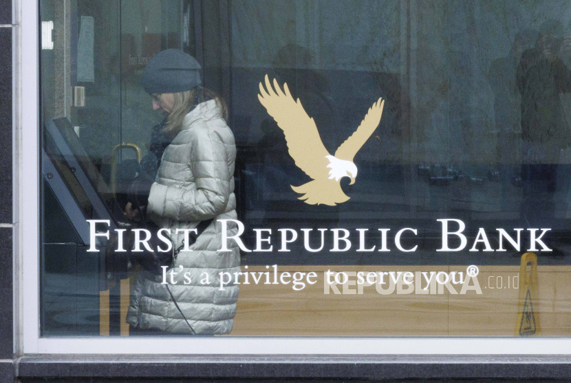  Seorang wanita menggunakan ATM di dalam lobi cabang First Republic Bank di Boston, Massachusetts, AS, Jumat (17/3/2023). JP Morgan Chase telah mengambil alih bank First Republic AS yang bermasalah dalam kesepakatan yang ditengahi oleh regulator. 