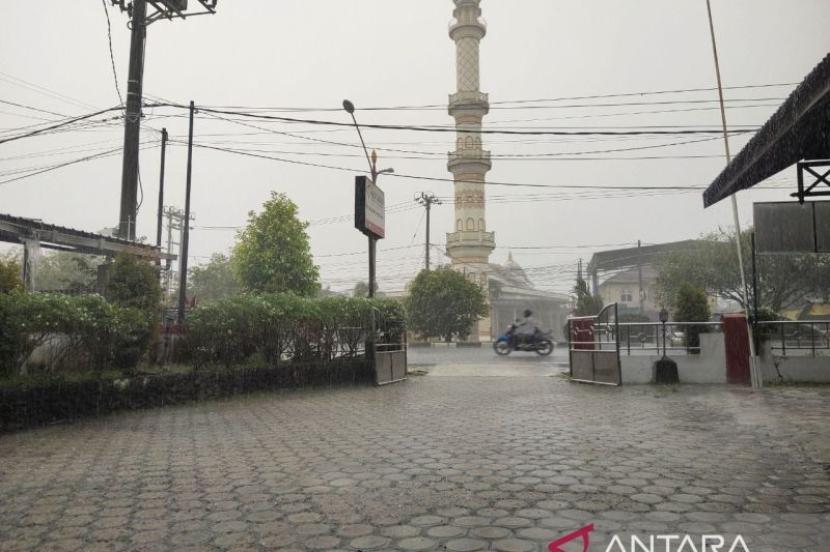 BMKG prakirakan hujan lebat landa sejumlah wilayah pada Senin.