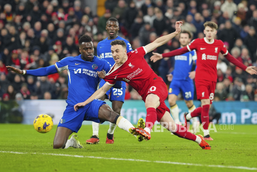 Diogo Jota dari Liverpool mencetak gol pertama timnya pada pertandingan sepak bola Liga Premier Inggris antara Liverpool dan Chelsea, di Stadion Anfield, Liverpool, Kamis (1/2/2024) dini hari WIB.