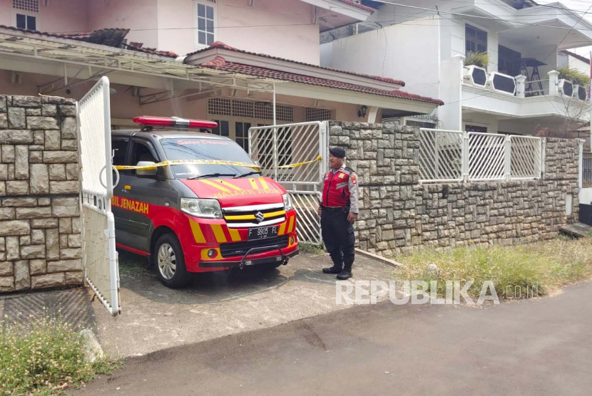 Dua jasad membusuk dan hanya menyisakan kerangka ditemukan di sebuah perumahan di Kecamatan Cinere, Kota Depok, Jawa Barat, Kamis (7/9/2023). 